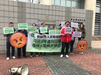 有多名劏房住戶偕同「爭取低收入家庭保障聯席」到西九龍裁判法院。  陳楚琨攝