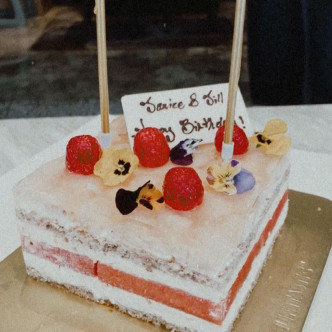 Jill在IG分享多张生日蛋糕相。