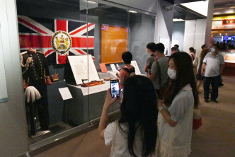 市民把握最後機會參觀「香港故事」常設展覽。