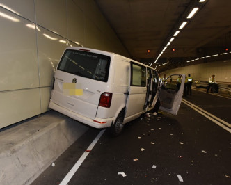 客貨車失事撞向路中風琴式分隔防撞欄後，反彈掉頭鏟上石壆。