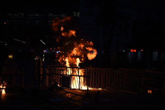 示威者疑縱火焚燒路障。