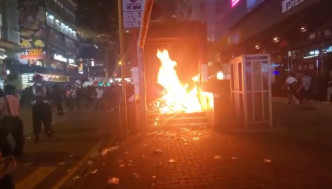 旺角站出入口被示威者纵火。