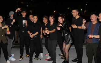 拍摄完毕后，梓轩与一众演斗band成员开香槟庆祝。