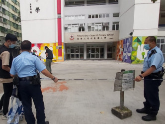 一名女學生在大圍一間小學校門外被人潑油漆。資料圖片