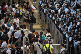 大批市民通宵在立法会外留守。