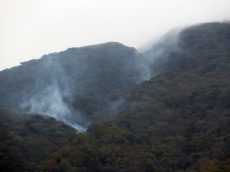 陽明山居民發現，在七星山東南麓冒出白煙。當地居民圖片