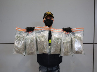 海關檢獲約2.1公斤懷疑大麻花，估計市值約44萬元。