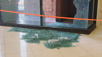 示威者以铁槌击毁新城市广场的大幅玻璃。