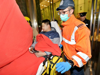 在长江中心与警员对峙的男子,终被制服送院。黄文威摄