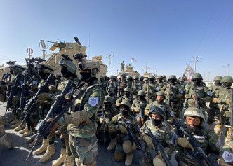 塔利班士兵穿起美軍的裝備似模似樣。互聯網圖片