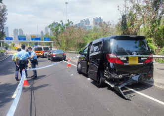 私家車車尾損毀。