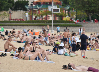  炎炎夏日，不少市民到沙灘玩樂。資料圖片