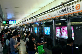 月台一度逼满大批候车乘客。