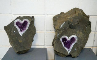 矿业公司将心型紫水晶矿石命名为「新宝藏」准备出售。（网图）