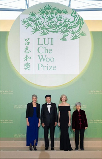 2019年底时，道德纳教授(右2)亲临香港接受吕志和博士(左2)颁奖。资料图片