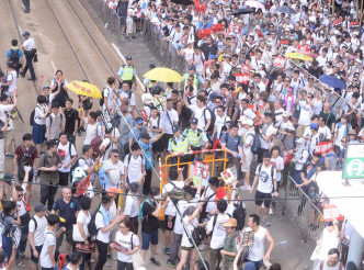 江永祥表示，铜锣湾有大量街站，导致游行的进度缓慢。