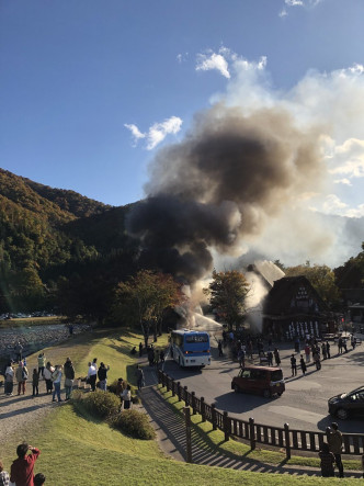 日本白川鄉合掌村附近有木屋起火冒濃煙。網上圖片