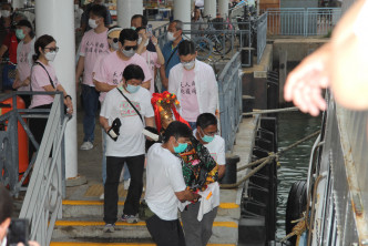 众星级信徒请北帝上船，并环绕香港海岸线巡游祝圣。