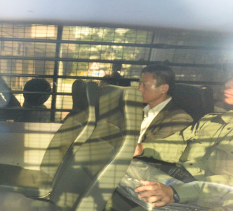 朱經緯坐囚車上庭。