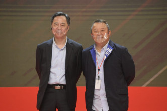 志伟以「乐坛新人」介绍何丽全（左）上台。