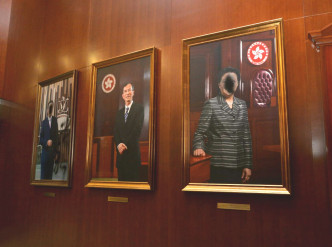 歷任及現任立法會主席的畫像受到破壞。
