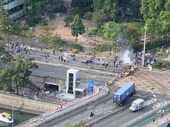 示威者大埔筑路障对峙，警方施放催泪弹。Miumiu Tam‎图片