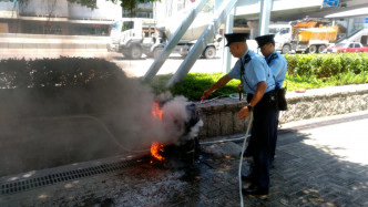 两名警员，拿出附近的水喉灭火。