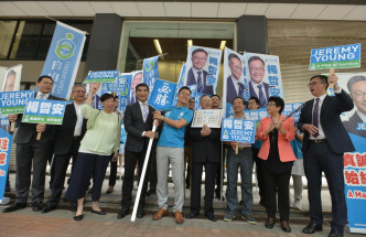 自由党拉大队陪同杨哲安（蓝衣）报名。