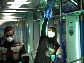 在莫斯科工人为地铁加强清毒。AP