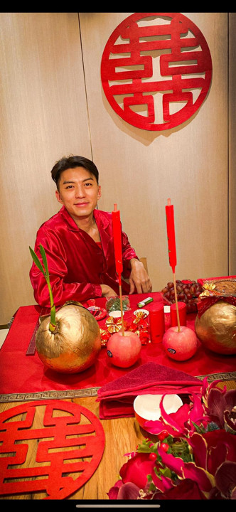 袁偉豪跟足中國傳統婚嫁儀式。