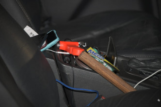 警方于车厢内检获一批怀疑爆窃工具。