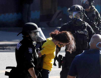 防暴警察拘捕多人。AP