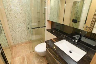 浴室設有獨立淋浴間，有助保持一室整潔。