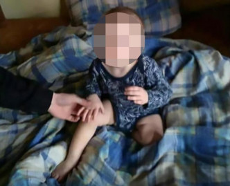 調查期間警方還發現男童母親在FB的個人專頁內，有一卡茨柏被逼抽煙的照片。（網圖）