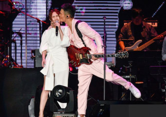 李榮浩於2017年在台上公開親吻楊丞琳。網圖