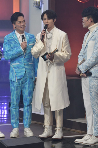 胡鸿钧首夺最受欢迎男歌星奖。