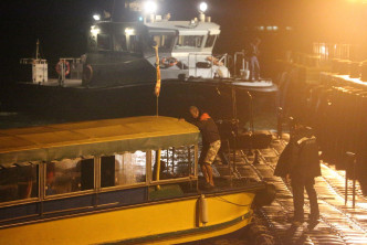 获救的男女乘坐街渡船返回水警基地。李子平摄