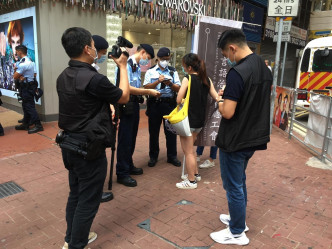 该会今年七一摆街站，派发其中一本绘本时，遭警察查问。香港言语治疗师总工会fb图片