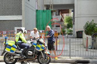 小巴司机（红圈）协助警方调查。