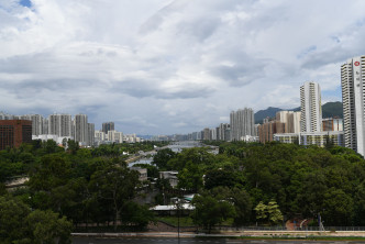  從露台及L形平台外望為翠綠林景及城門河景，及沿岸樓景。