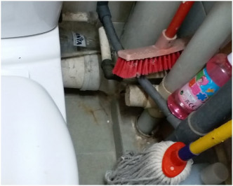 房署技术人检查康美楼A07单位排污渠管系统。资料图片