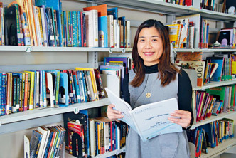 英华书院英文科科主任黎惠敏鼓励学生做笔记。
　　