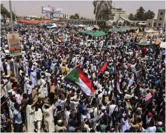 数以千计的苏丹民众继续在首都喀土穆上街向军方施压。AP