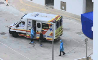再有救護車到駿洋邨送另一名男子到醫院。