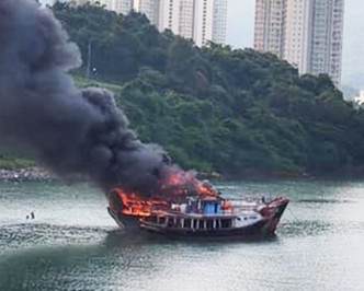 渔船起火火势猛烈。图:香港渔民 - 我们都是水上人家