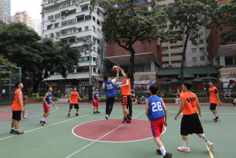 徐英伟与学生球员一同落场打波。民政事务局fb图片