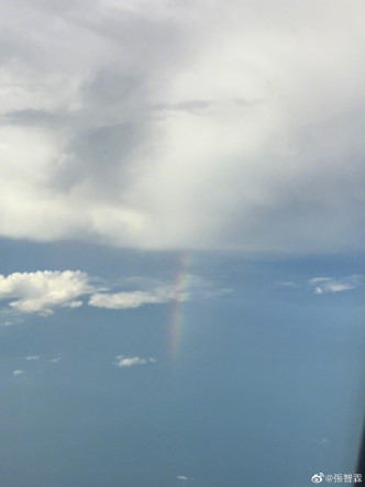 Chilam前日飞海口，在飞机上拍了彩虹照，即遇到幸运。