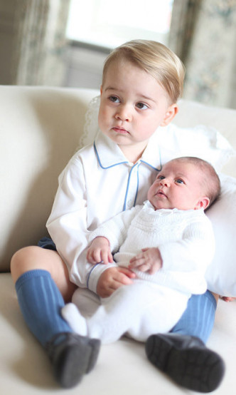 2歲的喬治抱着剛出世的妹妹夏洛特公主。