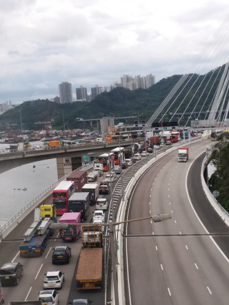 汀九橋出九龍嚴重塞車。網民:Cobra Lui‎香港突發事故報料區