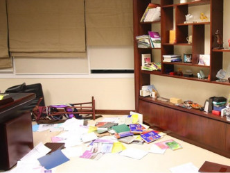 校長室內一片凌亂。「香港城市大學學生會編輯委員會」ＦＢ圖片